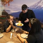 Natsumi. El restaurante ofrece un filete de pescado en salsa de camarón.