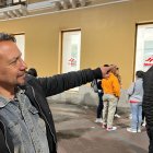 Centro. Un grupo de pasajeros se quejan por la falta de servicio, ya que la estación cerró antes de la hora anunciada.