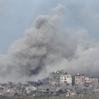 Nahal Oz (Israel), 09/12/2023.- Smoke rises following an Isareli airstrike om Gaza"s al-Shuja"ia district as seen from Nahal Oz, Israel, 09 December 2023. Israeli forces resumed military strikes on Gaza after a week-long truce expired on 01 December. More than 16,200 Palestinians and at least 1,200 Israelis have been killed, according to the Palestinian Health Ministry and the Israel Defense Forces (IDF), since Hamas militants launched an attack against Israel from the Gaza Strip on 07 October, and the Israeli operations in Gaza and the West Bank which followed it. EFE/EPA/ATEF SAFADI