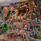 Carmita Jérez muestra el pesebre navideño que ocupa la mitad de la sala de su casa.