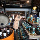 Ofertas festivas. Los locales celebran la temporada de agasajos con tentadores descuentos, atractivos paquetes de regalo y precios accesibles en botellas premium.