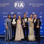 MadMax (c), campeón mundial; Checo Pérez (i), vicecampeón y Christian Horner, jefe de Red Bull, con sus parejas y todos los premios de la escudería este año.