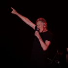 A las 21:15 se había iniciado el concierto con la emotiva "Comfortably Numb", de Pink Floyd.