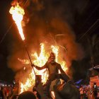 AME3467. TRINIDAD (HONDURAS), 10/12/2023.- Turistas nacionales e internacionales participan en la celebración del Festival de las Chimeneas Gigantes, uno de los eventos más destacados de arte y cultura popular en el país, que se realiza en el municipio de Trinidad, en el departamento de Santa Barbará (Honduras). EFE/José Valle