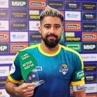 Cristian Noboa recibe el premio al jugador más destacado del partido