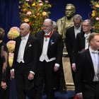 Stockholm (Sweden), 10/12/2023.- The 2023 Nobel laureates (L-R) in Physiology or Medicine Katalin Kariko and Drew Weismann, Literature Jon Fosse attend the Nobel Prize 2023 award ceremony at the Concert Hall in Stockholm, Sweden, 10 December 2023. (Suecia, Estocolmo) EFE/EPA/CLAUDIO BRESCIANI SWEDEN OUT