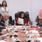 La asambleísta del correísmo, Pamela Aguirre, presidenta la mesa de Fiscalización.