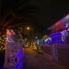 Escenario. En algunas casas o callejones enteros de la ciudad predomina el espíritu navideño. Esto, a fin de alegrarse el alma y olvidar lo malo, alegan.