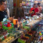 AME3235. MONTEVIDEO (URUGUAY), 09/12/2023.- Personas venden mercancía en la ExpoCannabis hoy, en Montevideo (Uruguay). La ExpoCannabis en Uruguay cumple este fin de semana 10 años apostando a la "desestigamatización", en un evento que durante todas sus ediciones ha recibido a unos 150.000 participantes y que va de la mano del proceso de legalización de la marihuana en el país suramericano. EFE/ Raul Martinez