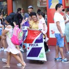 Centro. La Bahía estuvo llena de compradores el fin de semana, las tiendas con clientes, pero sin aglomeraciones extremas.