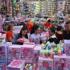 Pelucas y Postizos. En este local las fundaciones, iglesias y deportistas compran juguetes por docenas.