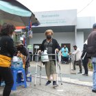 Pacientes y familiares en la puerta de ingreso del Hospital Teodoro Maldonado Carbo, del IESS, en Guayaquil