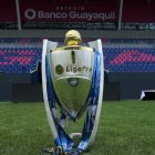 Trofeo de la LigaPro que será entregado el próximo domingo al campeón del futbol ecuatoriano