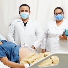 EL cónyuge o conviviente, y los hijos menores de 18 años del afiliado pueden gozar de los servicios de salud