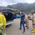 Bomberos de Cuenca trabajan en la zona para controlar el fuego.