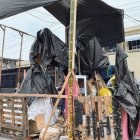 Cuidado. Las figuras quedan cubiertas por metros de plástico.