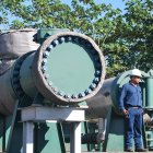 Desmontar el Bloque 43, que abarca los campos Ishpingo-Tambococha-Tiputini (ITT), en la Amazonía de Ecuador, podría costar al menos 1.800 millones de dólares, una cifra muy superior a la estimada inicialmente, informó este lunes el saliente gerente general interino de la empresa estatal Petroecuador, Reinaldo Armijos.

Este año, los ecuatorianos aprobaron en un inédito plebiscito cesar la explotación del Bloque 43-ITT, un importante yacimiento de crudo para el país, situado en el Parque Nacional Yasuní, considerado el corazón de la Amazonía ecuatoriana.

Armijos reveló este lunes que el desmontaje del bloque "puede llegar a costar al menos unos 1.800 millones de dólares, (aunque) inicialmente se pensaba que eran 600 o 700" millones de dólares.

"Allá no hay vías, se tiene que sacar todo por gabarras" dijo en el canal Teleamazonas al asegurar que el bloque es "bastante grande", con una proyección de producción de al menos 150.000 barriles al día, si bien actualmente extraer unos 58.000.

El desmontaje será una de las tareas que estarán a cargo del nuevo gerente general de Petroecuador, el economista Eduardo Miranda, cuyo nombramiento se conoció este mismo lunes.

Proceso ordenado
Armijos señaló que calculan que haya "una declinación de 58.000 a 41.000 barriles hasta el 31 de agosto del 2024" y a partir de ahí "se hace todo un contingente y empieza el apagado electrónico de todos los pozos, de bombas, y del paso de energía para poder producir".

Entretanto, deben mantenerse los contratos, pues no los pueden dar por terminado de forma unilateral, y se deben realizar los estudios para el desmontaje y las gestiones ambientales, respectivas, añadió.

Armijos detalló que entre un 35 % o un 40 % de los taladros, torres de perforación, bombas, tuberías, estaciones, entre otros, se puede reutilizar en otros campos o bloques.

Sobre el resto de activos, espera que los técnicos determinen una manera eficiente para reutilizarlos.

De acuerdo a Petroecuador, la construcción del Bloque 43-ITT, que comenzó a operar en 2016, tuvo un coste de unos 2.000 millones de dólares, mientras que el valor de sus reservas de petróleo fue calculado en 2022 en unos 13.600 millones de dólares para los siguientes veinte años.

Larga batalla
La consulta nacional sobre el Bloque 43-ITT fue promovida por el colectivo ambientalista Yasunidos, después de reunir 757.000 y librar una batalla legal de diez años con los órganos electorales de Ecuador.

El Bloque 43-ITT ocupa un sector del Yasuní, un área natural protegida que abarca un millón de hectáreas y que alberga más de 2.000 especies de árboles y arbustos, 204 de mamíferos, 610 de aves, 121 de reptiles, 150 de anfibios y más de 250 de peces.

También en su interior habitan los tagaeri, taromenane y dugakaeri, pueblos indígenas en aislamiento voluntario cuya zona intangible limita con el Bloque 43-ITT.