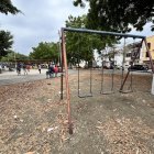 Sin mantenimiento. Los típicos juegos infantiles están oxidados, decolorados y con heces fecales de animales, en La Garzota.
