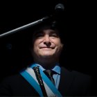 El presidente electo de Argentina, Javier Milei, salió al balcón de la Casa Rosada para saludar a simpatizantes el pasado domingo, día de la posesión.