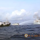 Un barco de la Guardia Costera China (D) disparando cañones de agua contra un barco de suministro operado por la Armada de Filipinas (M/L Kalayaan) (C) en el disputado mar de China Meridional el 10 de diciembre de 2023.