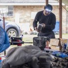 Gelasio Velázquez Saldierna, mecánico automotriz y natural de San Luis Potosí (México), trabaja en el taller informal que tiene en su domicilio, el 2 de diciembre de 2023, en Houston, Texas (EE.UU.).