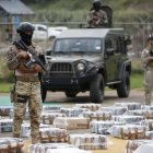 Incautación. Policías panameños muestran la droga decomisada.