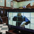 El líder de la oposición rusa, Alexei Navalny, es mostrado a través de un monitor de televisión en una conexión con la prisión en Pokrov, en la región de Vladimir.