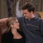 Jennifer Aniston y Matthew Perry durante una escena del programa Friends, uno de los seriados más emblemáticos de la televisión de los años 90.