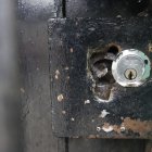 El grupo de sicarios destruyó la chapa de la puerta para acceder al domicilio y asesinar a quienes estaban en el interior.