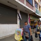 Escena. Ciudadanos recibieron con sorpresa la decisión de las tiendas.