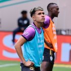 Algunos jugadores buscan cambios de look. Es el caso de Kendry Páez, que ahora luce reflejos rubios.