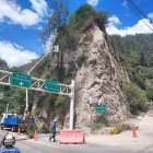 Trabajo. Sigue el peinado y la colocación de material geomanto en el sitio.