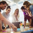 Proyectos. Un grupo de jóvenes trabaja en una propuesta de un plan.