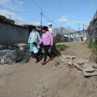 Situación. Piedras y tierra se acumulan en esta calle de la urbe. Los vecinos piden una pronta intervención.