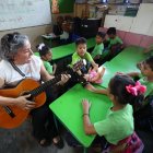 Maestra. Verónica Salazar, máster en Educación, compuso una canción para personas con discapacidad.
