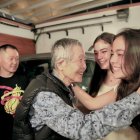 El expresidente Alberto Fujimori luego de su salida de prisión saluda con familiares cercanos.