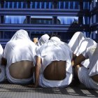 Varios detenidos durante el régimen de excepción son trasladados a una cárcel, en Ilopango (El Salvador).