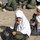 Foto de archivo de refugiados yemeníes a la espera de recibir sus clases.