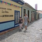 Calle. La Numa Pompilio Llona es la vía que atraviesa a Las Peñas. Una calle histórica en la que, a juicio de los guayaquileños, valdría la pena habilitar hoteles, cafeterías y bares
