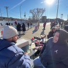 Vendedores ambulantes disponen sus mesas para vender sus productos en las afueras de un albergue, el 12 de diciembre de 2023, en la ciudad de Chicago, Illinois (EE.UU.).