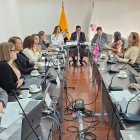 La titular de la Senescyt, Ana Changuín; y el presidente del CES, Pablo Beltrán (al fondo), durante la parte inicial de la sesión.