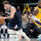 Luka Doncic de los Dallas Mavericks dominó las acciones durante el partido ante Los Angeles Lakers.