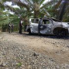 Mocache. Policías recorren la zona donde apareció el vehículo quemado