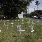 Vista general de varias cruces en un separador de una calle durante la instalación de la mesa de conversación socio jurídica para la construcción de paz con los grupos armados ilegales, hoy en Buenaventura (Colombia).