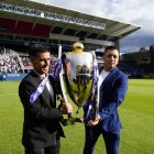 Mario Rizotto (i), como referente de Independiente del Valle, fue elegido  para ingresar con el trofeo de la LigaPro.