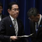 El primer Ministro japonés, Fumio Kishida (c), en una aparición pública reciente.