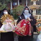 Las madres tardaron tres meses en confeccionar el traje. Utilizaron una tela traía del exterior y pedrería enviada de Estados Unidos.