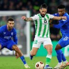 José Cifuentes asistió en uno de los goles de Rangers ante Betis