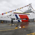 Integrantes de la Armada de Colombia prestan guardia hoy frente al buque ARC Simón Bolívar en Buenaventura (Colombia).