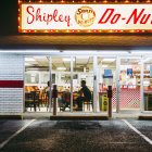 Un par de personas consumen dónuts en un local conocido de Sídney (Australia).